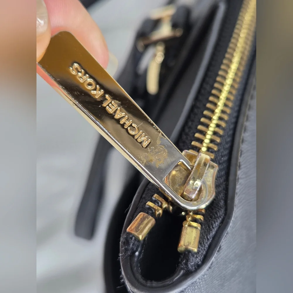 Michael Kors aprox 11"x10"inchs- Black Tote Bag W/ Golden Hardware - Picture 5 of 15